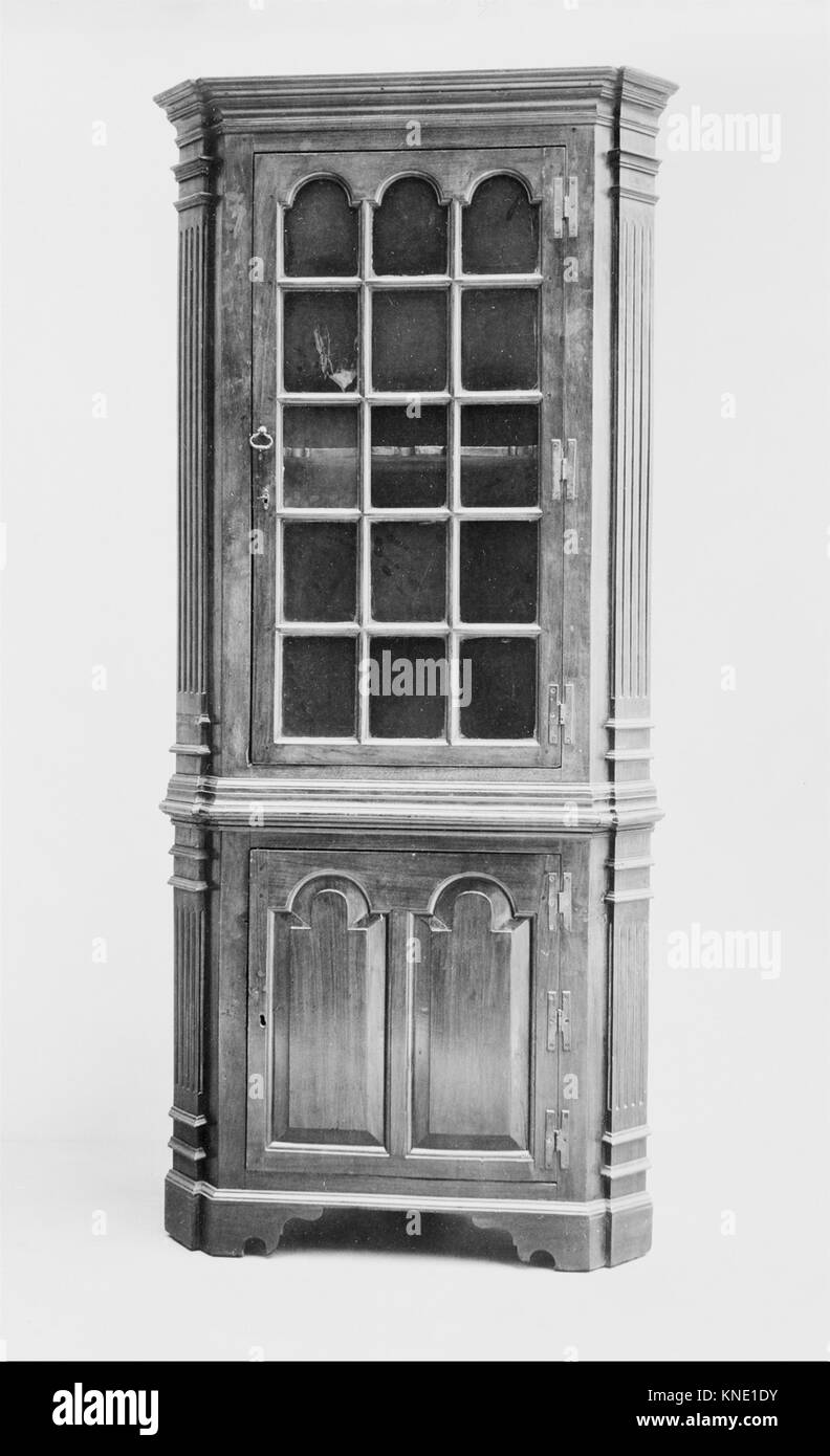 Corner Cupboard MET 60216 2269 American, Corner Cupboard, 1750?90, Walnut, yellow pine, 87 1/4 x 39 1/2 x 16 in. (221.6 x 100.3 x 40.6 cm). The Metropolitan Museum of Art, New York. Rogers Fund, 1925 (25.115.30) Stock Photo