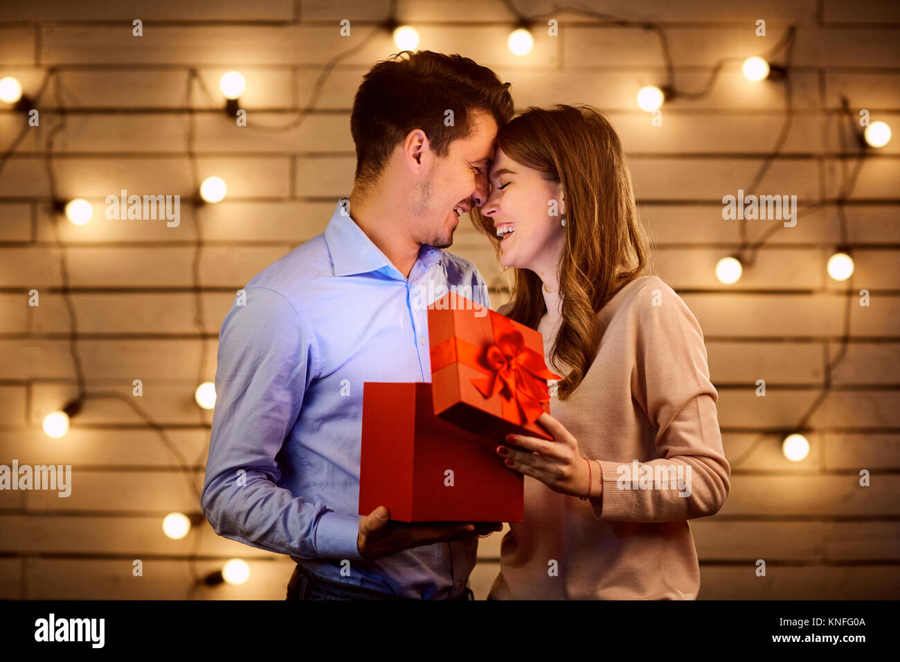 Ребенок с подарком мультяшная. Can i get you a gift. Человек дарит подарок. Человек с подарком иллюстрация. You are the best gift.