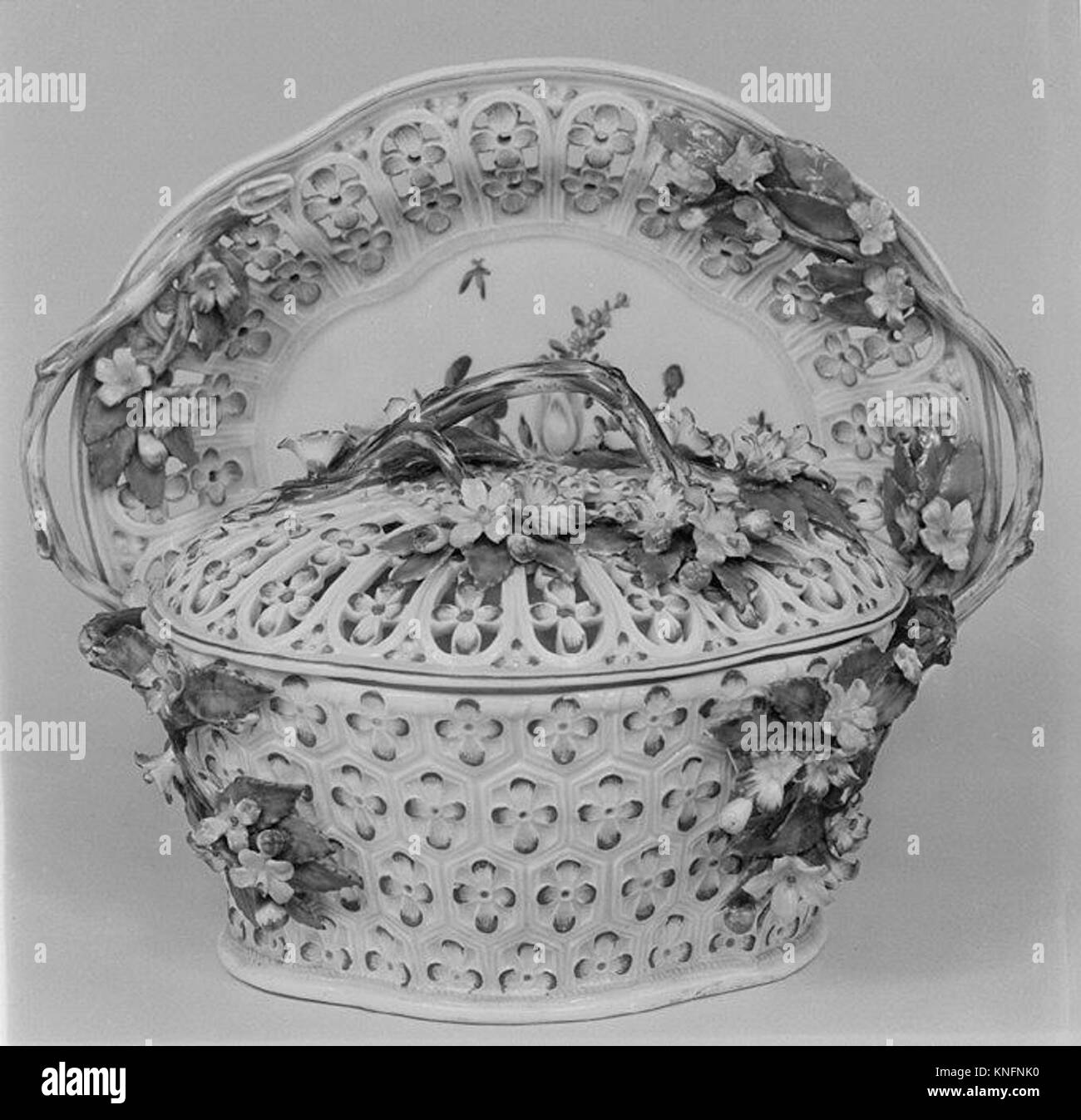 Dessert basket with cover and tray MET 119117 187754 Factory: Worcester, Dessert basket with cover and tray, ca. 1770?80, Soft-paste porcelain, Width (basket): 7 3/4 in. (19.7 cm); Width (cover): 6 3/4 in. (17.1 cm); Width (tray): 9 in. (22.9 cm). The Metropolitan Museum of Art, New York. Gift of Henry G. Marquand, 1894 (94.4.126a, b, .127) Stock Photo