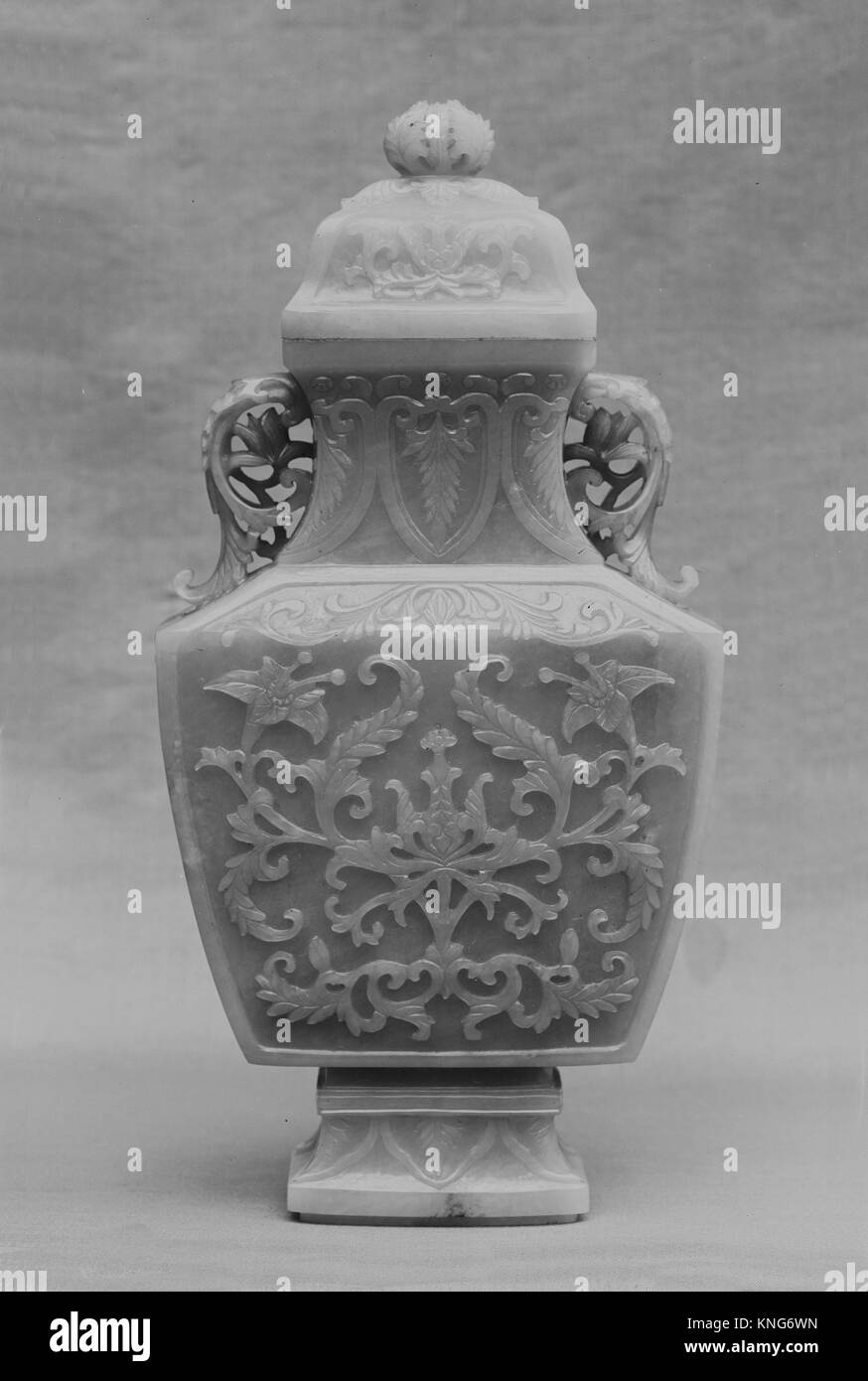 Vase with cover. Period Qing dynasty (16441911), Qianlong period