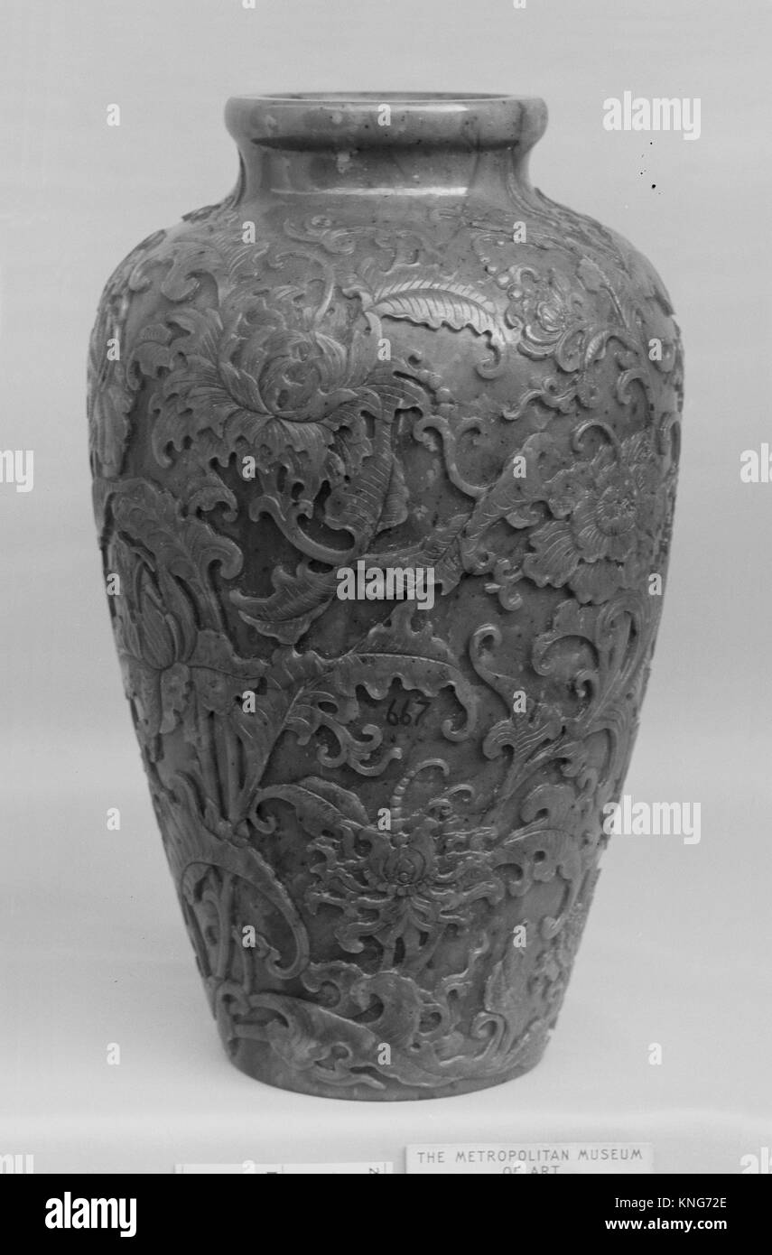 Vase. Period Qing dynasty (16441911), Qianlong period (173695
