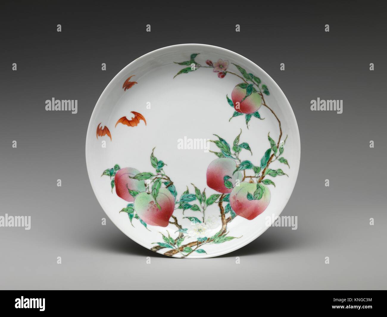 https://c8.alamy.com/comp/KNGC3M/dish-with-peaches-and-bats-period-qing-dynasty-1644-1911-yongzheng-KNGC3M.jpg