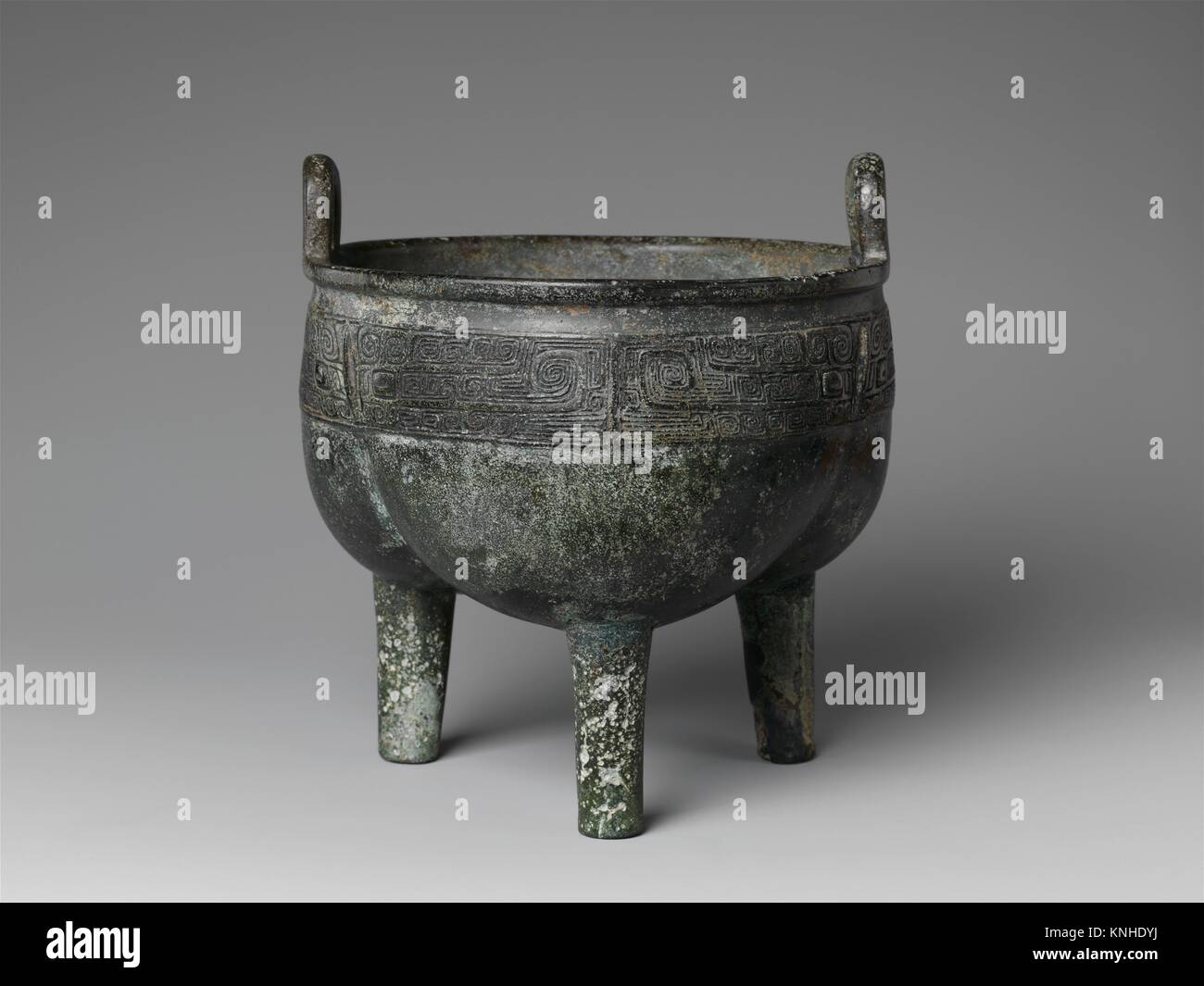 Bronze vessel shang dynasty hi-res stock photography and images - Alamy