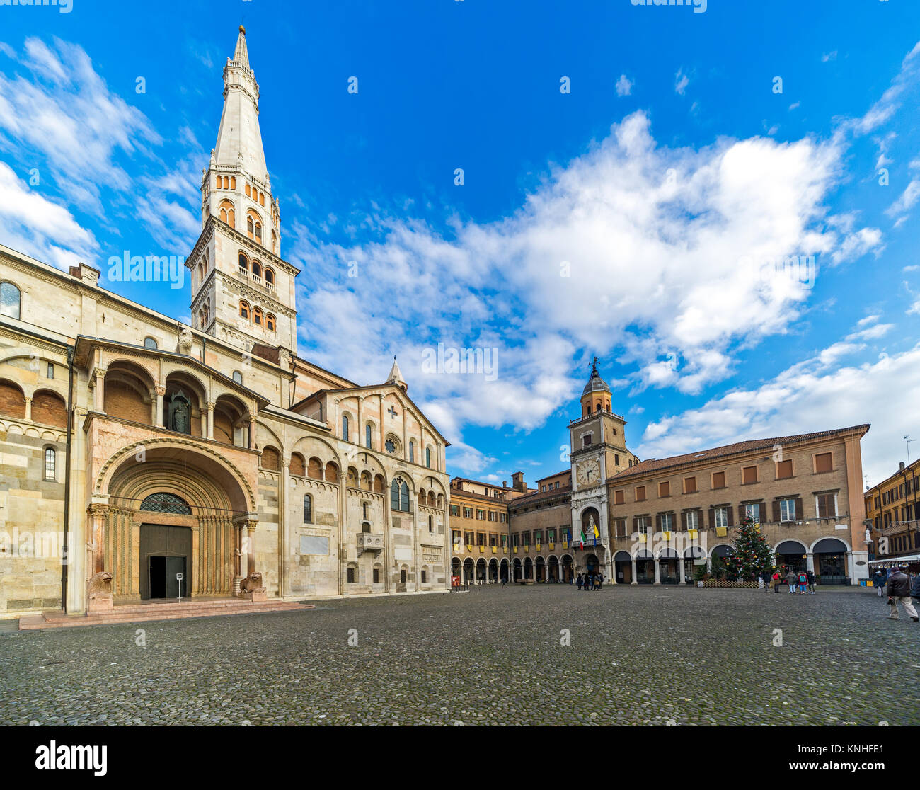 Modena, Piazza Grande with the Duomo and Ghirlandina Tower, Italy Stock ...