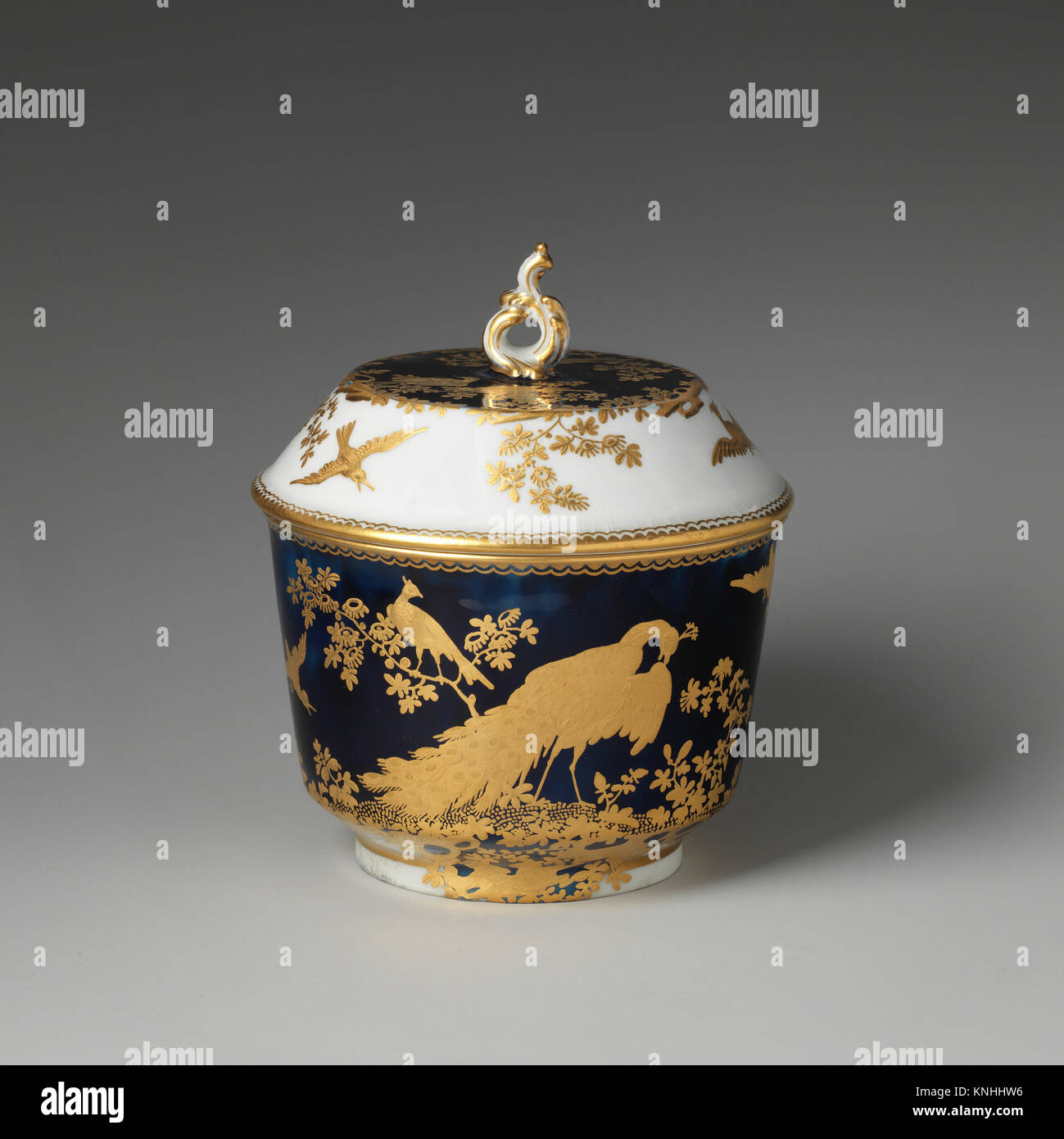 Sugar bowl (part of a service). Factory Chelsea Porcelain Manufactory