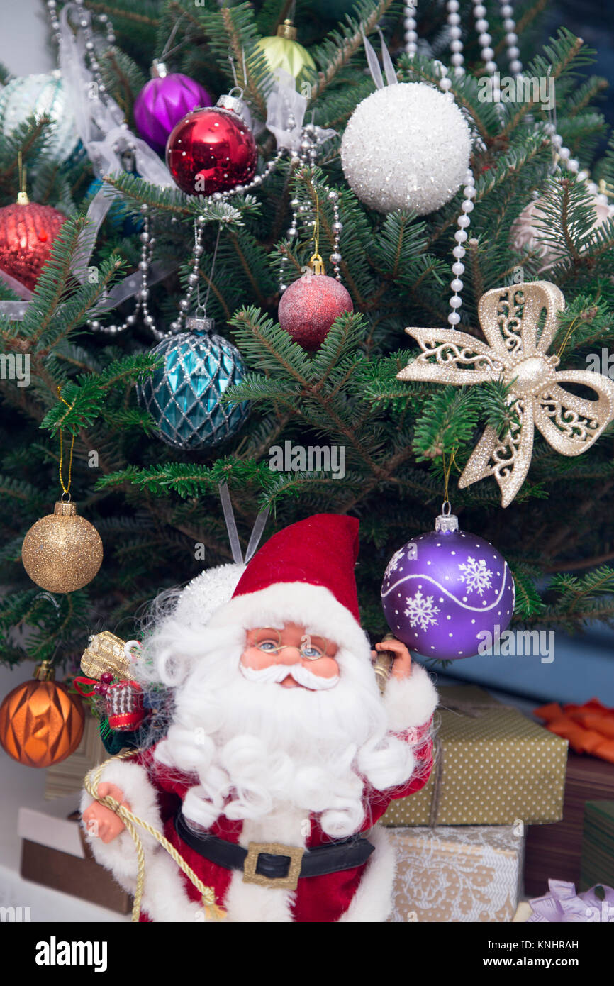 Gifts under a decorated Christmas tree Stock Photo - Alamy