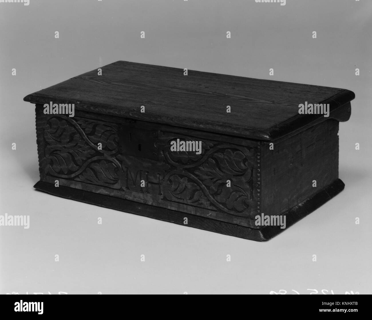 Box MET 217100 945 Maker: Attributed to John Thurston, 1607?1685, Box, 1660?85, White oak, red oak, yellow pine, 9 1/2 x 26 5/8 x 15 1/2 in. (24.1 x 67.6 x 39.4 cm). The Metropolitan Museum of Art, New York. Gift of Mrs. Russell Sage, 1909 (10.125.680) Stock Photo