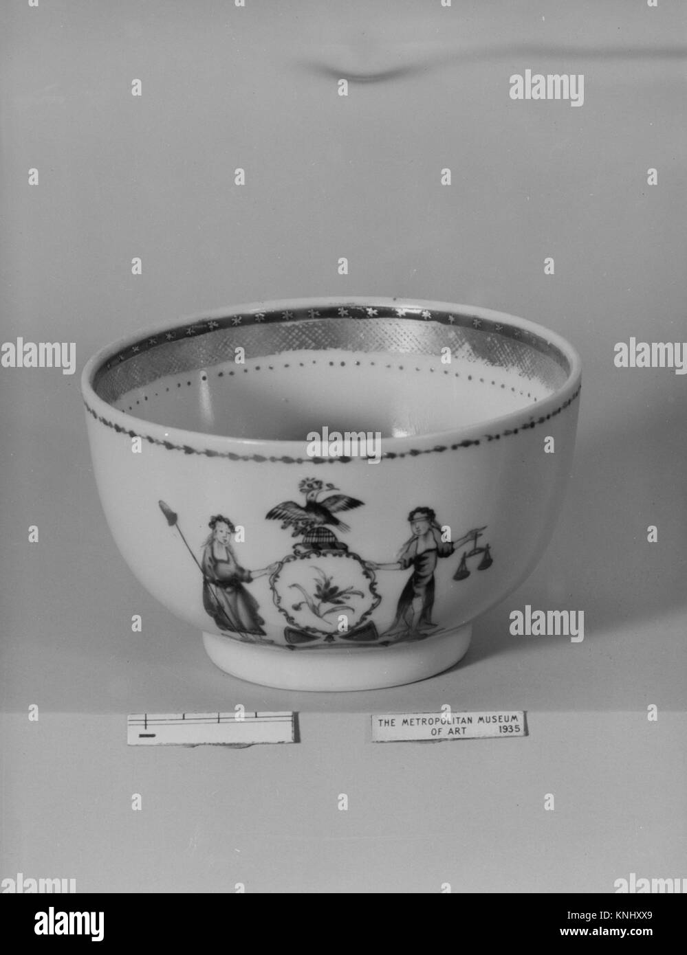 Cup MET 99683 2771 Chinese, Cup, 1770?1800, Porcelain, H. 2 1/16 in. (5.2 cm); Diam. 3 1/2 in. (8.9 cm). The Metropolitan Museum of Art, New York. Gift of Mrs. Edward S. Harkness, 1935 (35.25.4) Stock Photo