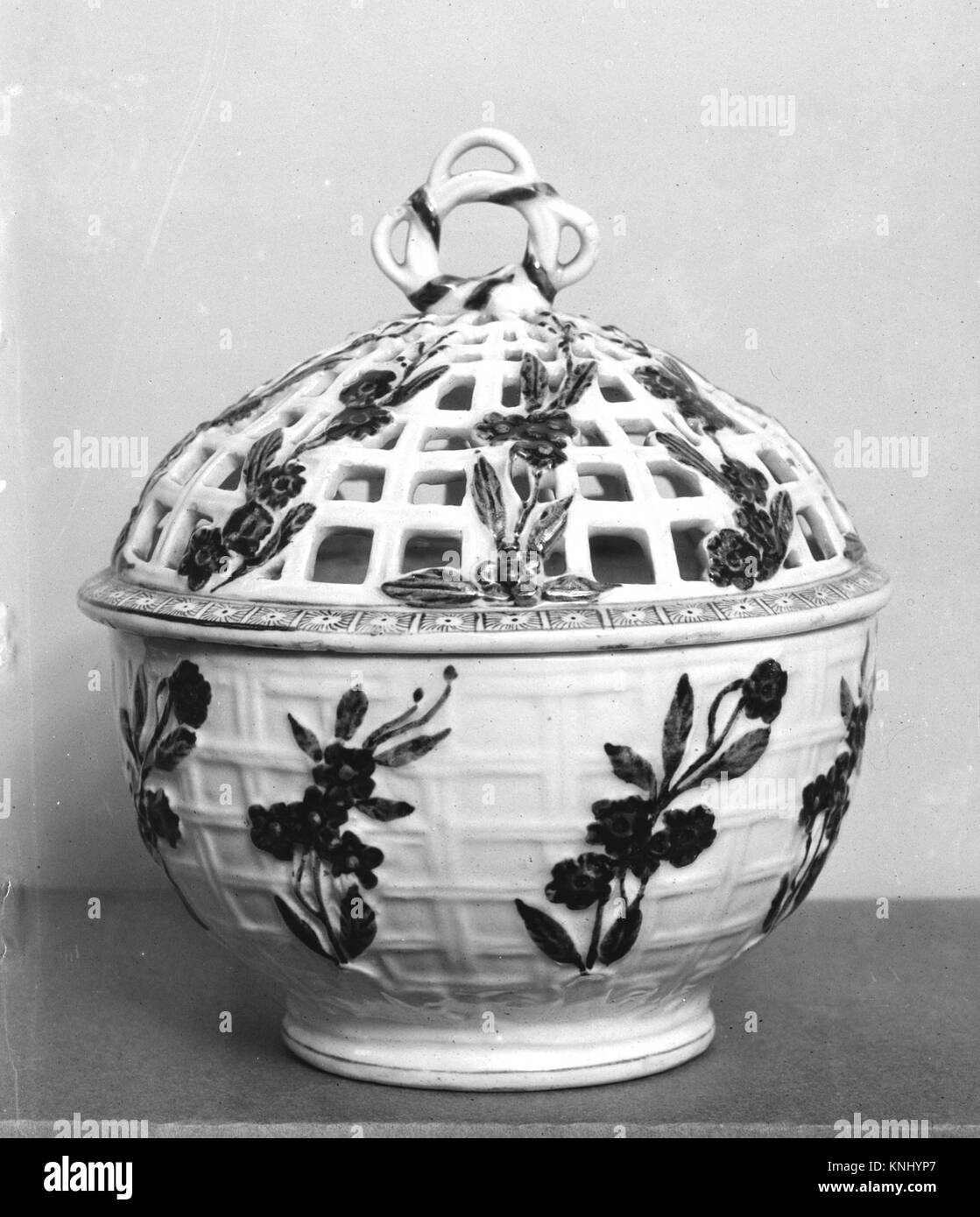 Chestnut Bowl MET 66643 2300 British, Chestnut Bowl, 1730?1800, Porcelain, H. 6 1/2 in. (16.5 cm); Diam. 5 1/2 in. (14 cm). The Metropolitan Museum of Art, New York. Rogers Fund, 1927 (27.17.25a, b) Stock Photo