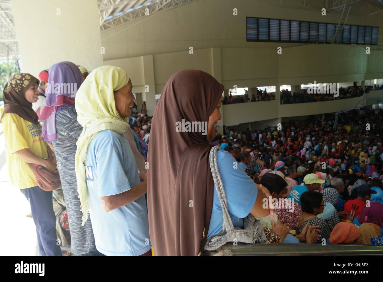Lamitan City, Philippines. 09th Dec, 2017. 5,801 Muslim and Catholic attends the annual ‘Christmas Party for elderly' in Lamitan City, Basilan. There are 15 (fifteen) old people aged 90-99 years old who receives 5,000 pesos cash incentives, certificates of appreciation and groceries while the rest of 5,776 elderly aged 60 -89 years old receives 1,000 php gift incentives and groceries. This is the biggest non-Muslim gathering in Philippines that has most attendees of both religions. Credit: Sherbien Dacalanio/Pacific Press/Alamy Live News Stock Photo