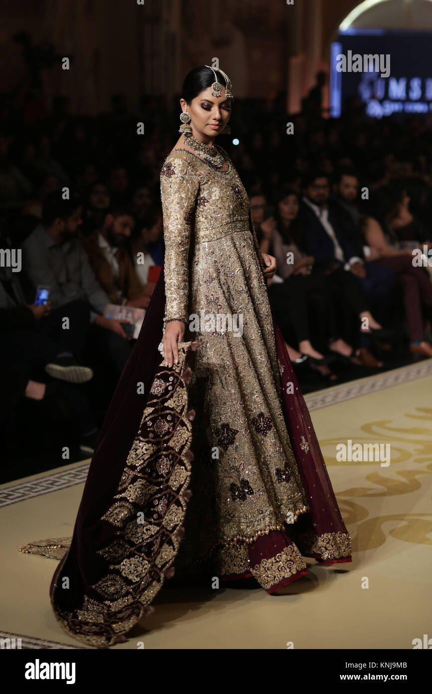 Lahore, Pakistan. 10th Dec, 2017. Pakistani models present creations of ...