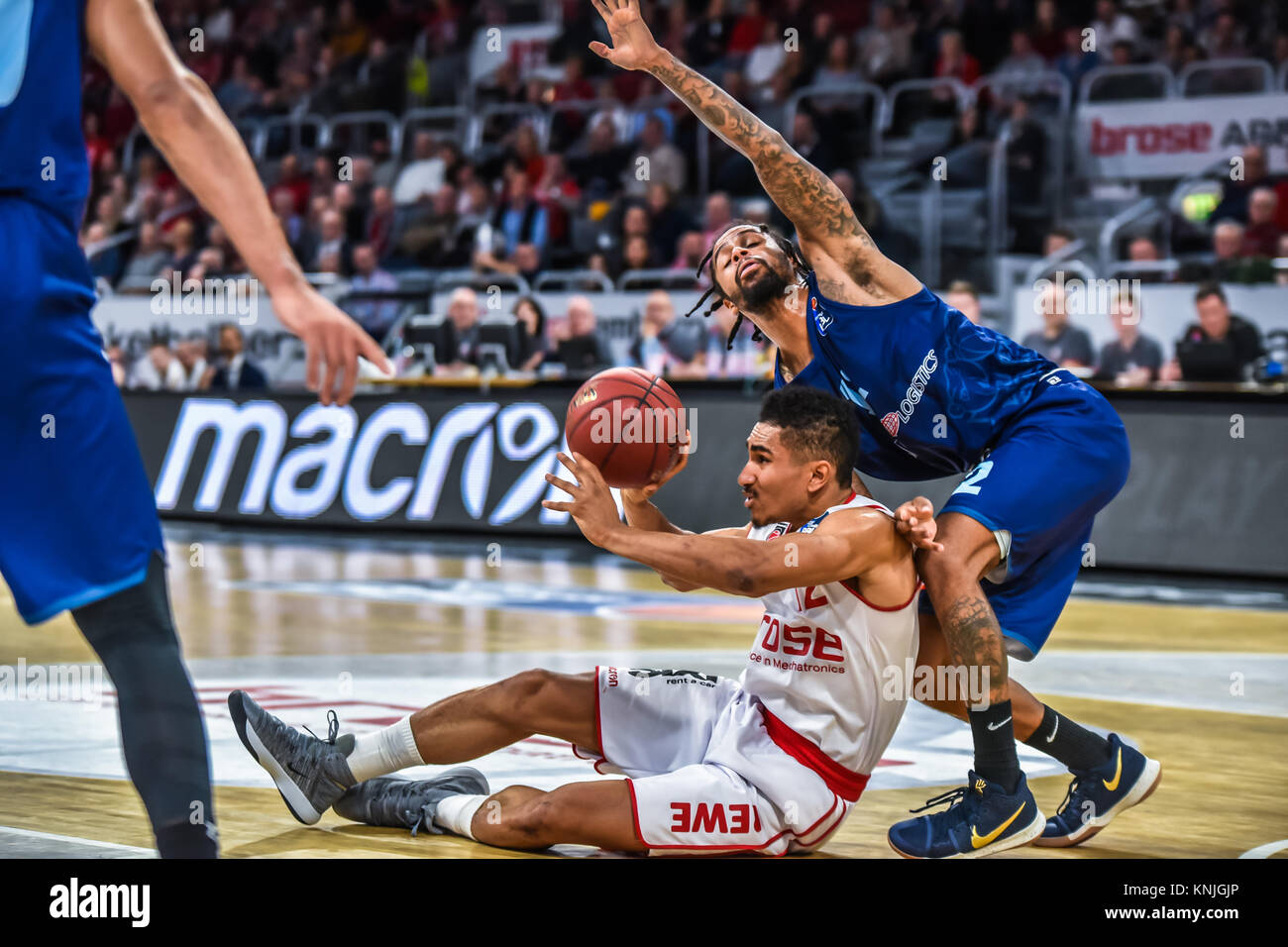 Deutschland, Bamberg, Brose Arena, 11.12.2017, Basketball - BBL - Brose  Bamberg vs. Eisbären Bremerhaven - Image (L-R): Maodo Lô (Brose Bamberg,  #12) fighting to get the ball against Tre Bussey (Bremerhaven, #12 Stock  Photo - Alamy