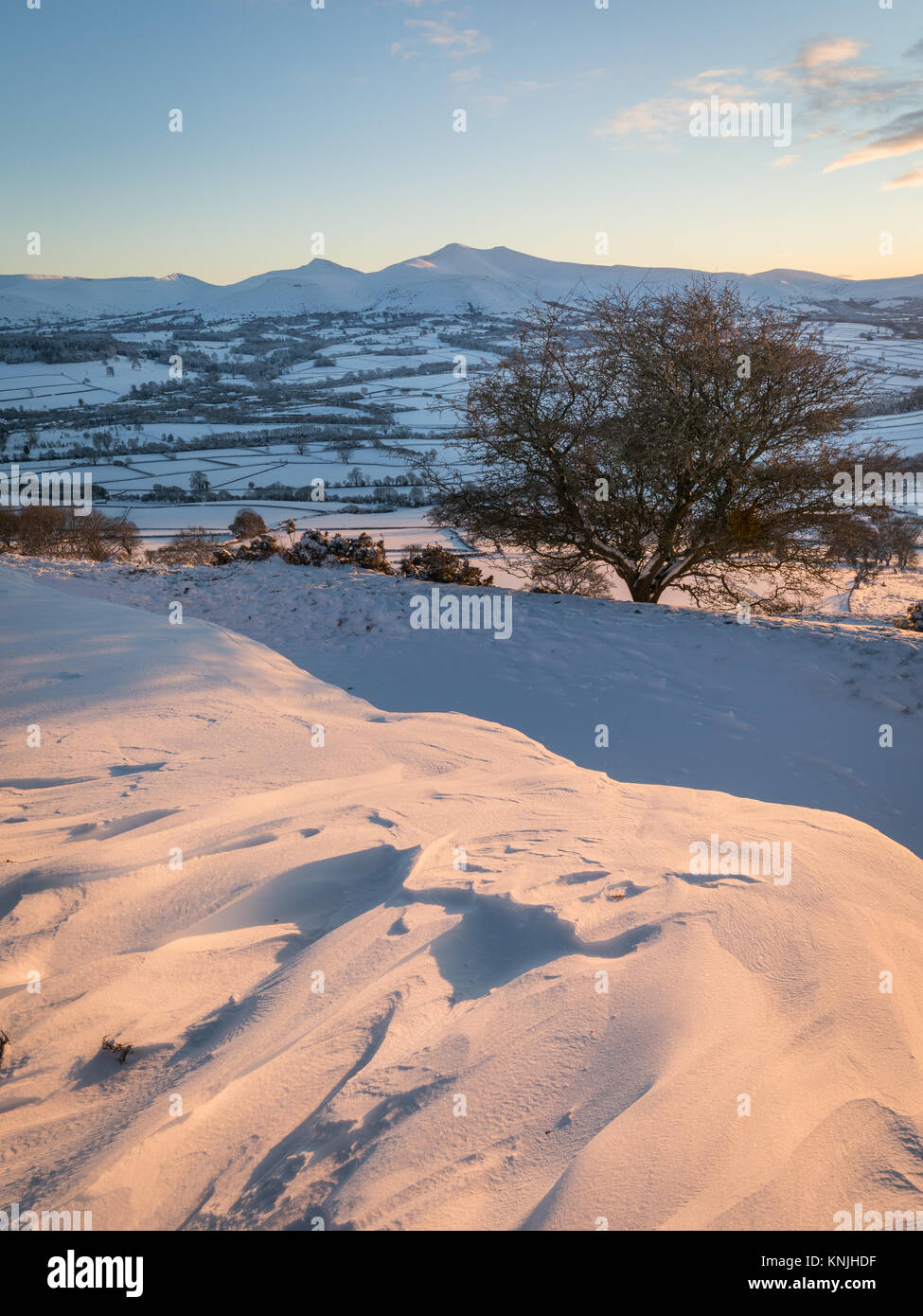 Paxton's Tower. UK. 11th December, 2017. Looking across a snow covered landsape at sunset, towards Pen y Fan mountain from Pen y Crug hill fort. Brecon Beacons National Park, Wales. Credit: Drew Buckley/Alamy Live News Stock Photo