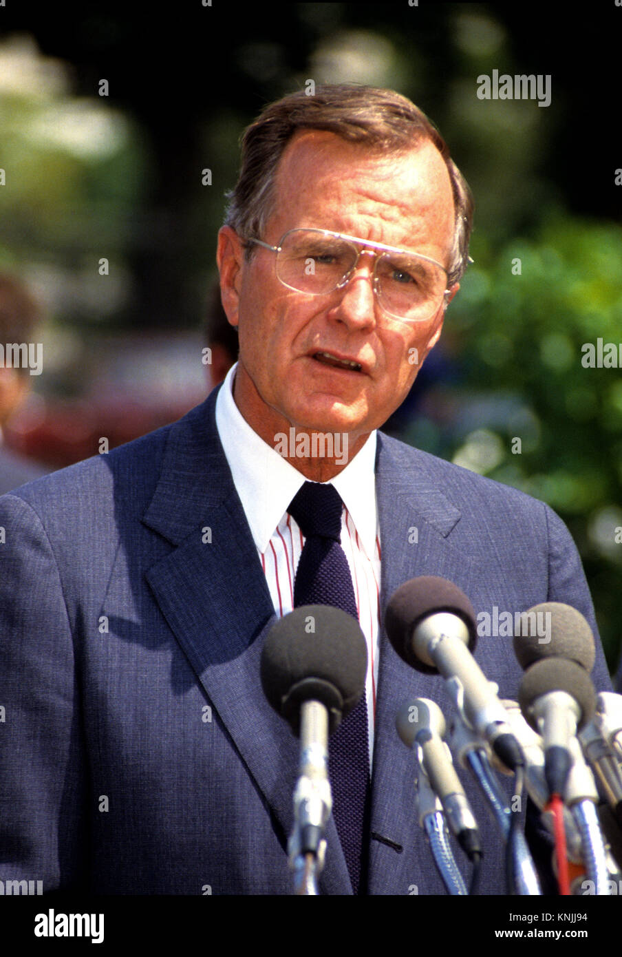 Washington, District of Columbia, USA. 4th Aug, 1987. United States Vice President George H.W. Bush makes a statement favoring the use of Ethanol and Methanol fuels in cars at the US Capitol in Washington, DC on August 4, 1987.Credit: Ron Sachs/CNP Credit: Ron Sachs/CNP/ZUMA Wire/Alamy Live News Stock Photo