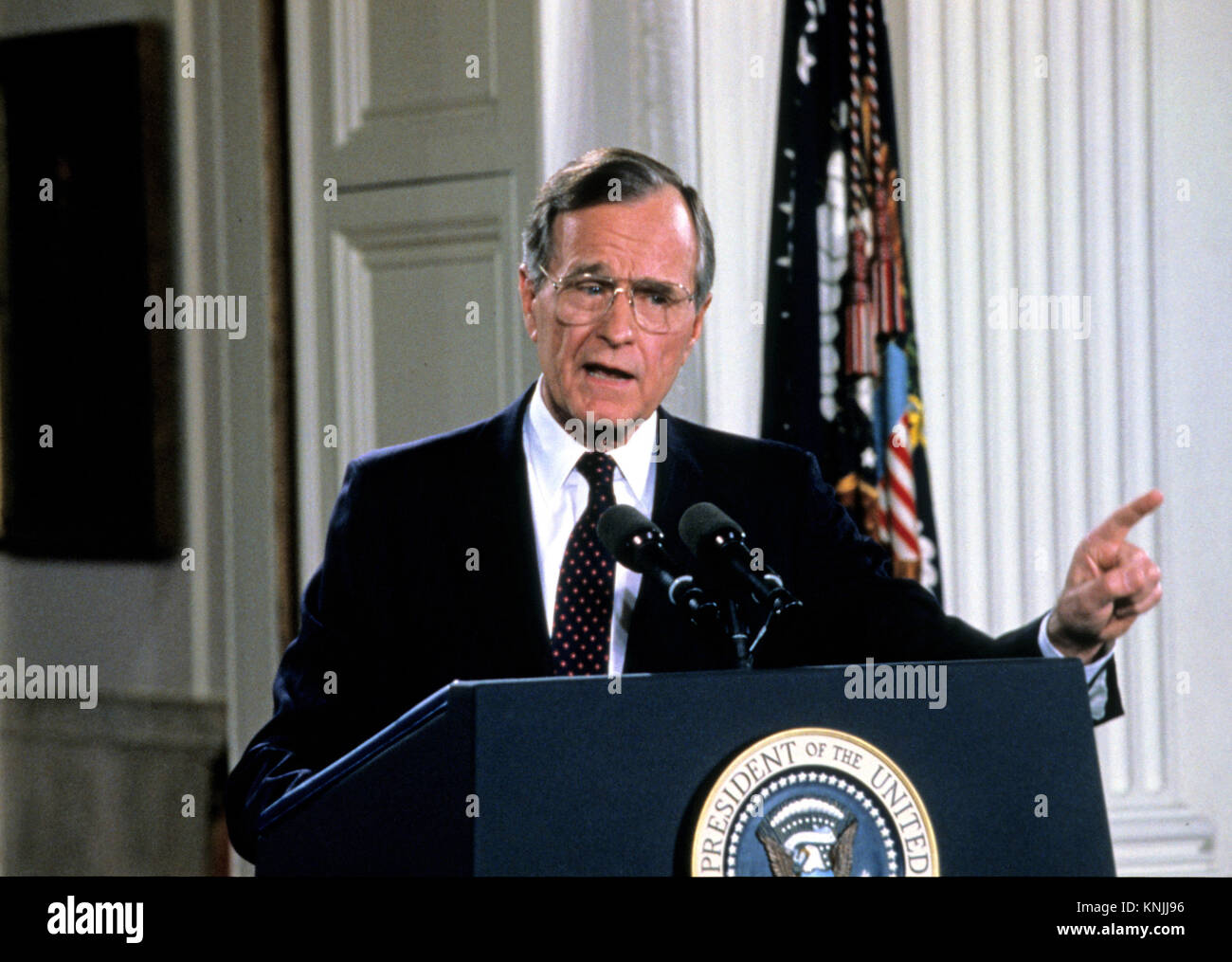 Washington, District of Columbia, USA. 4th June, 1992. United States President George H.W. Bush holds a press conference in the East Room of the White House in Washington, DC on June 4, 1992.Credit: Ron Sachs/CNP Credit: Ron Sachs/CNP/ZUMA Wire/Alamy Live News Stock Photo