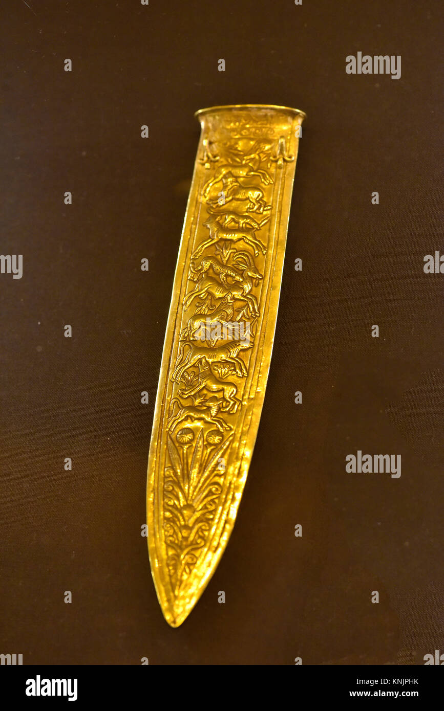 Kairo, Egypt. 15th Nov, 2017. A gold dagger sheath featuring depictions of animals, pictured on 15.11.2017. The exhibition 'Tutankhamun's Unseen Treasures' at the Egyptian Museum in Cairo features artifacts from King Tutankhamun's tomb, which are on public display for the first time. | usage worldwide Credit: dpa/Alamy Live News Stock Photo