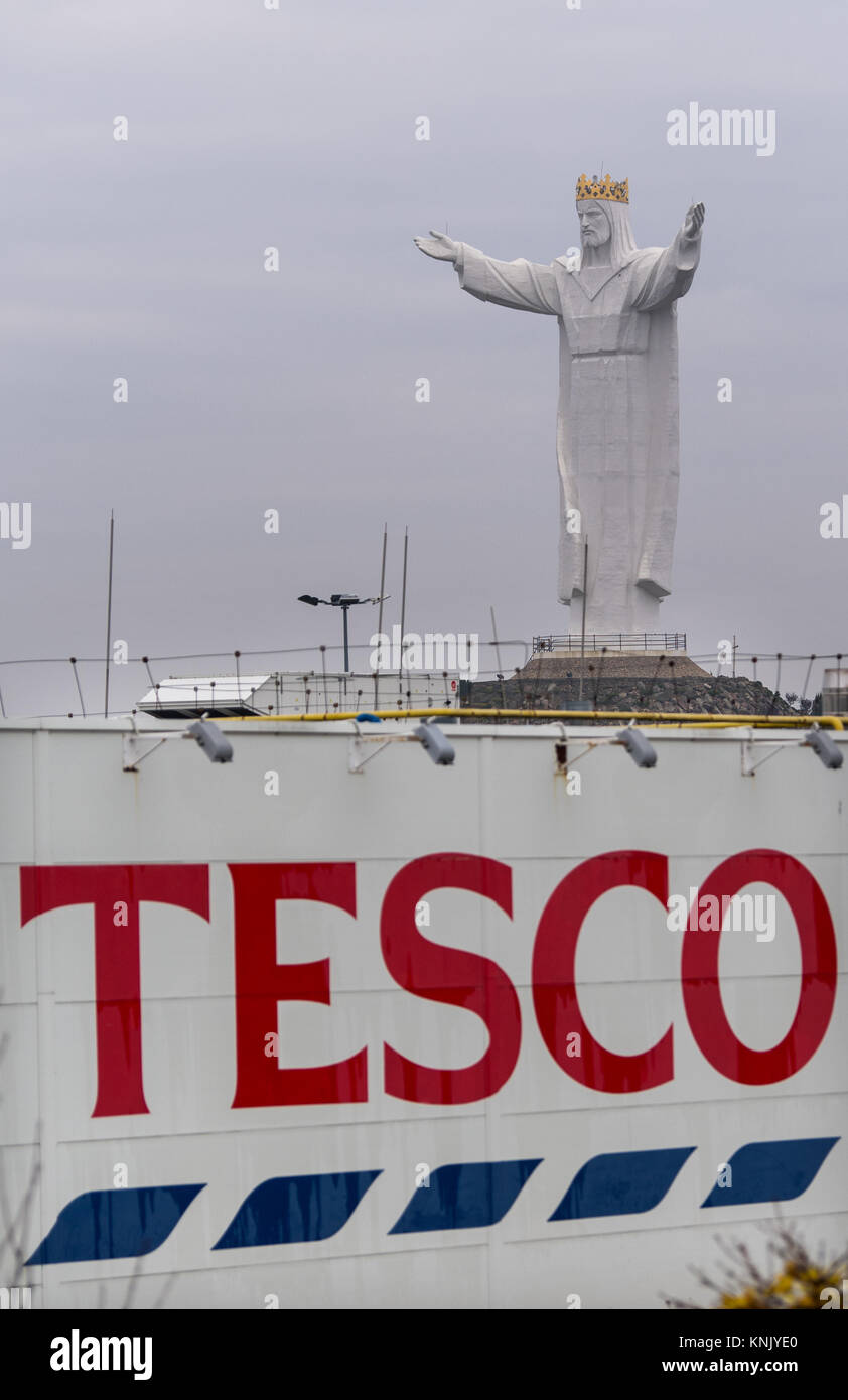 Swiebodzin, Poland. 18th Nov, 2017. Picture of the 'Christ the King' statue, taken in Swiebodzin, Poland, 18 November 2017. The building of a Tesco supermarket can be seen in the foreground. An oversized statue of Jesus Christ stands out from the skyline of this small Polish city near the border with Brandenburg. The statute is the tallest such statue in the world. The pilgrimage site is to be extended. Credit: Monika Skolimowska/dpa-Zentralbild/dpa/Alamy Live News Stock Photo