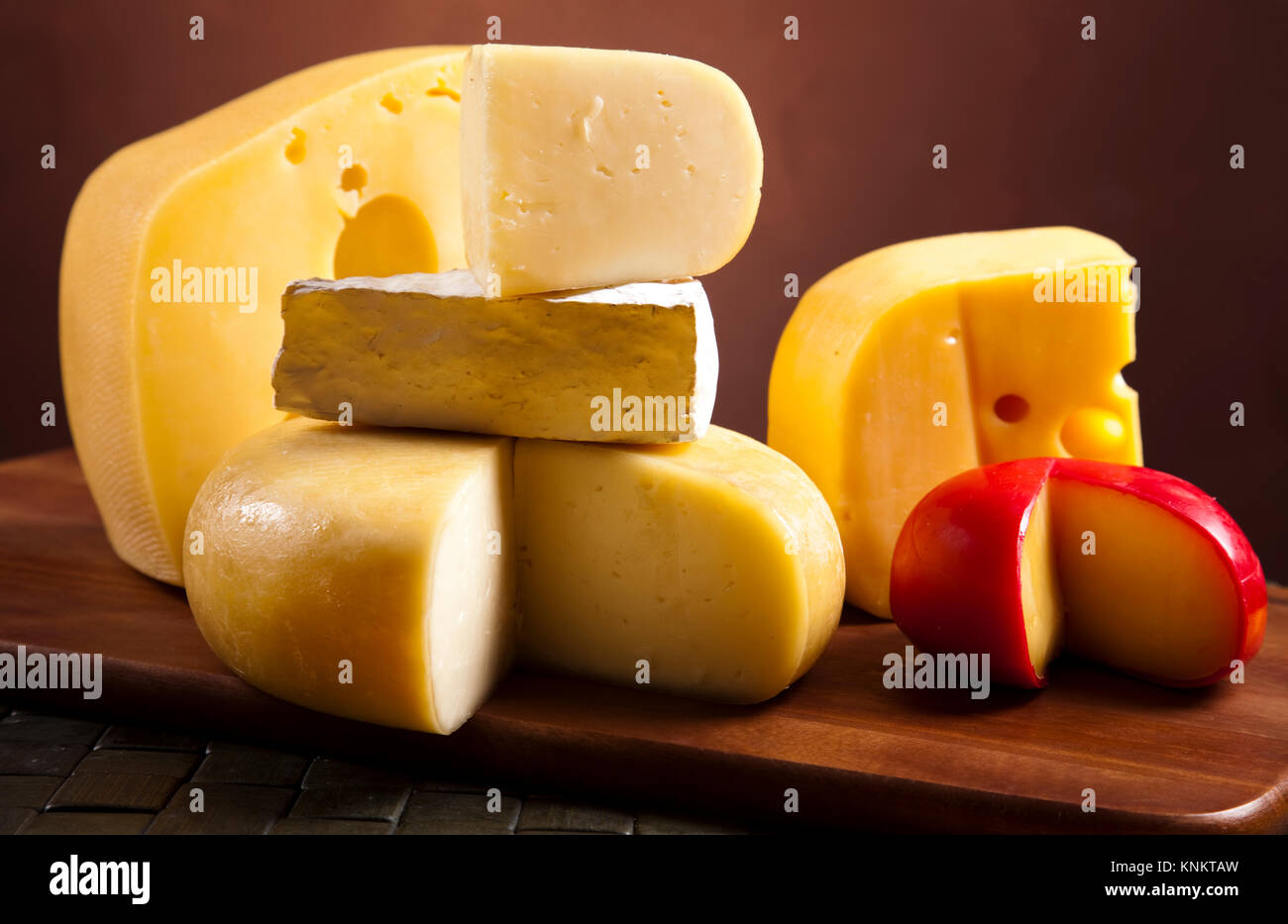 Как проверить свежесть сыра. Сыр в холодильнике. Хранение сыра в холодильнике. Твердые сыры композиция. Замороженный сыр.