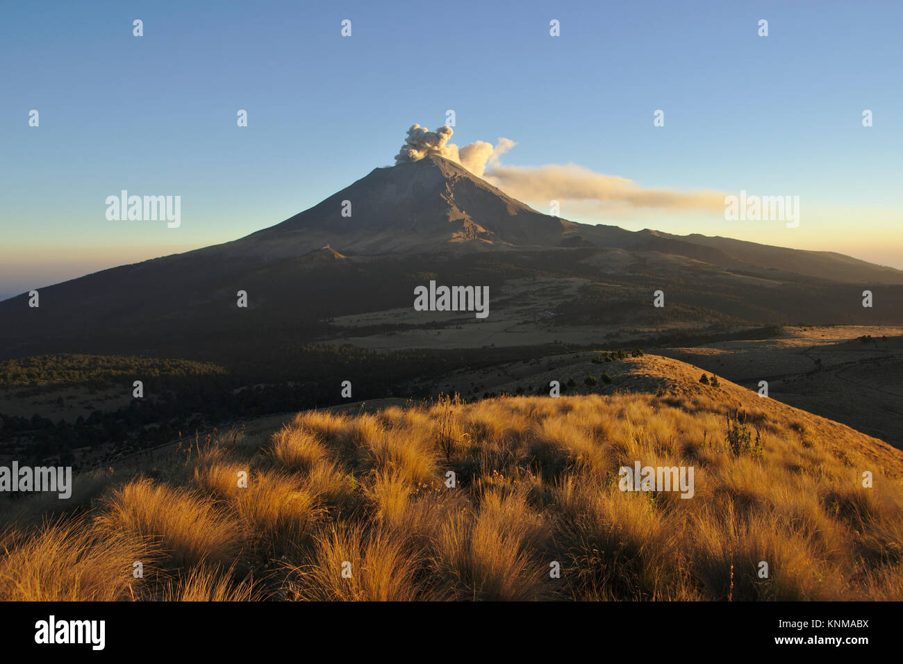 popocat-petl-with-ash-eruption-evening-light-near-la-joya-mexico