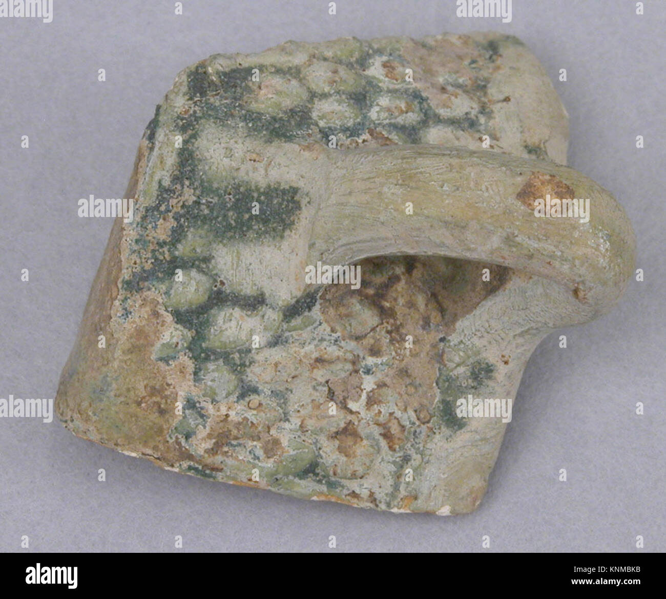 Fragment, 8th-9th century, Found/excavated Iraq, Ctesiphon, Medium: Earthenware; glazed Stock Photo
