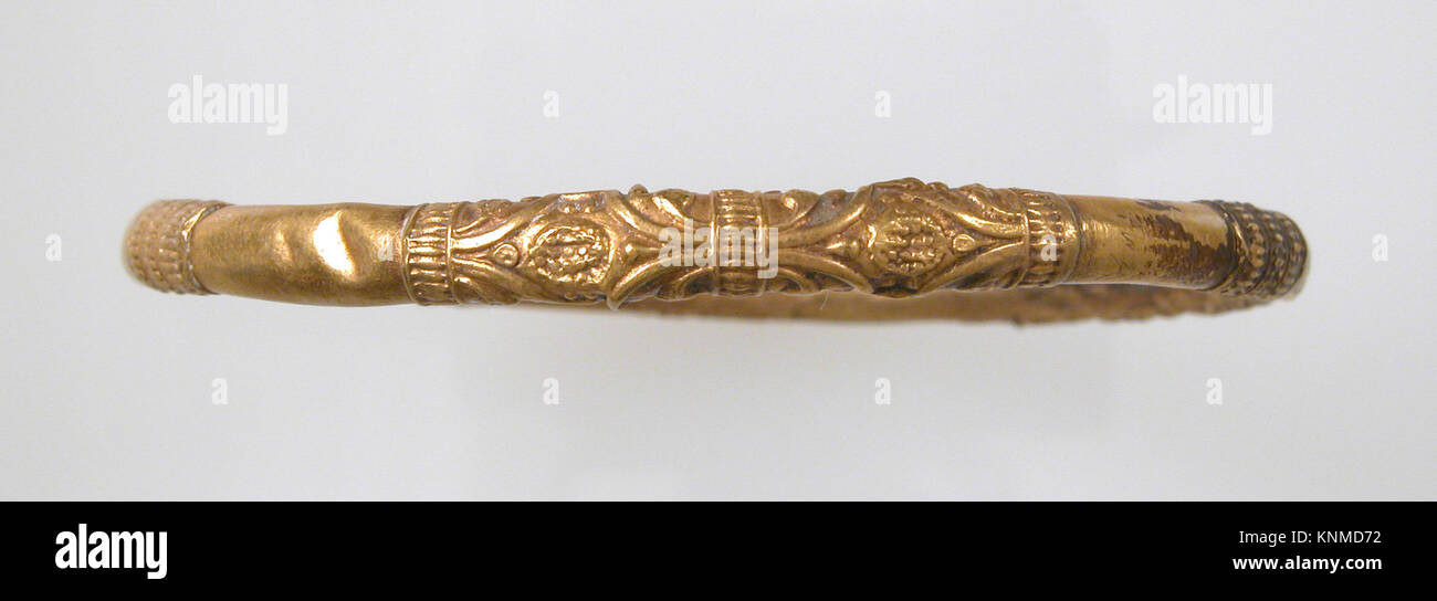 Bracelet MET sf17-190-155s3 464038 Spanish, Bracelet, 16th century, Gold, Overall: 2 11/16 x 1/4 in., 0.4oz. (6.9 x 0.7 cm, 10g). The Metropolitan Museum of Art, New York. Gift of J. Pierpont Morgan, 1917 (17.190.155) Stock Photo