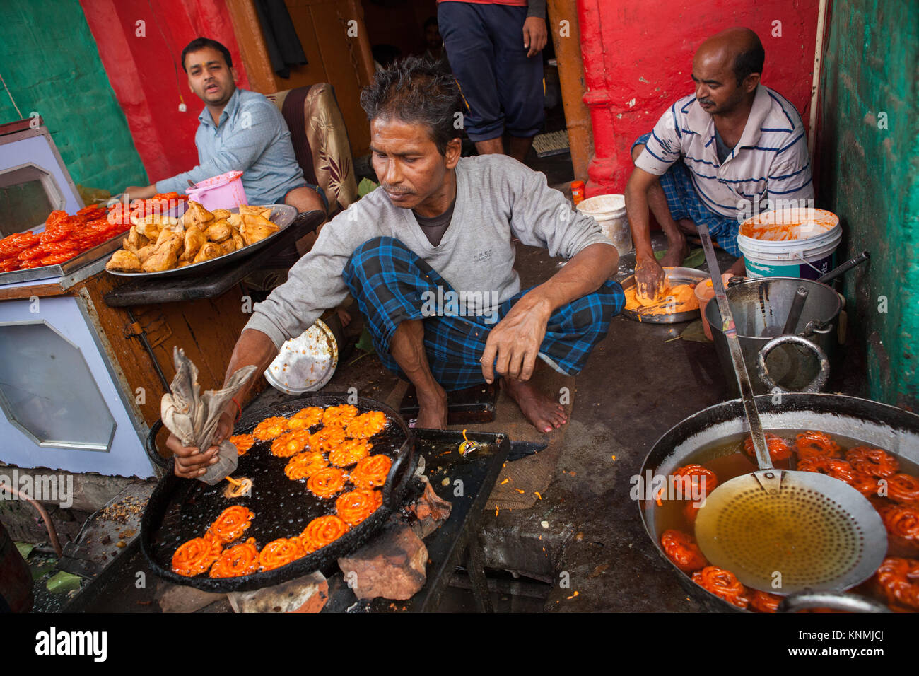 A man preparing and frying jalebis at a food hotel in Faizabad, Uttar Pradesh, India Stock Photo