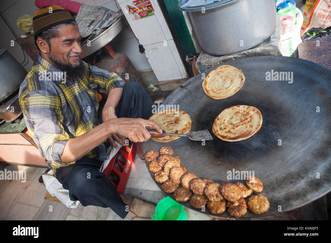 Muslim man frying parathas at a food hotel in Faizabad, Uttar Pradesh, India Stock Photo