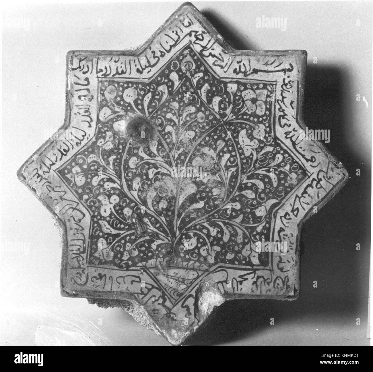An eight-pointed star tile catalogued as MET 41.165.28 450444 ...