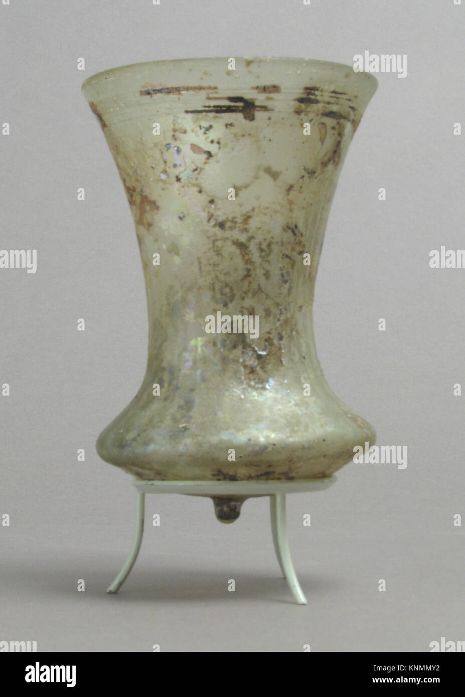 Bell Beaker MET sf17-191-357s2 465075 Roman, Bell Beaker, 5th century, Glass, Overall: 4 1/4 x 2 15/16 in. (10.8 x 7.4 cm). The Metropolitan Museum of Art, New York. Gift of J. Pierpont Morgan, 1917 (17.191.357) Stock Photo