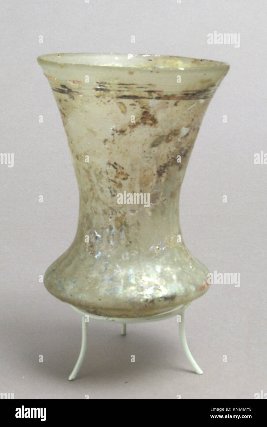 Bell Beaker MET sf17-191-357s5 465075 Roman, Bell Beaker, 5th century, Glass, Overall: 4 1/4 x 2 15/16 in. (10.8 x 7.4 cm). The Metropolitan Museum of Art, New York. Gift of J. Pierpont Morgan, 1917 (17.191.357) Stock Photo