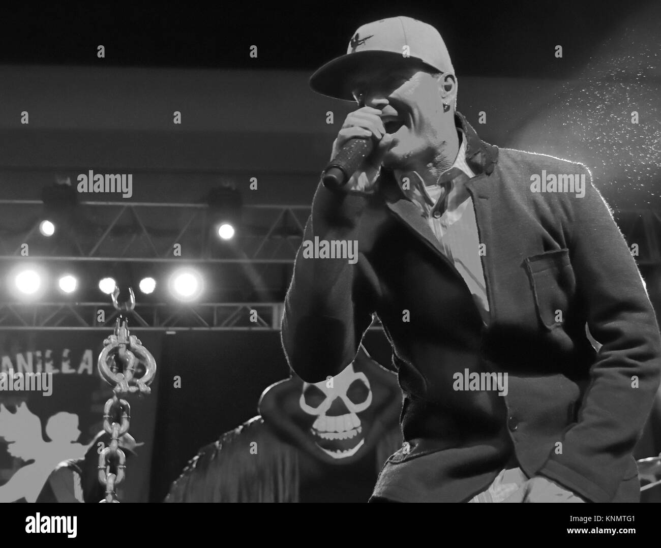 HOLLYWOOD FL NOVEMBER 13 Robert Van Winkle aka Vanilla Ice performs at Footy's Bubbles n