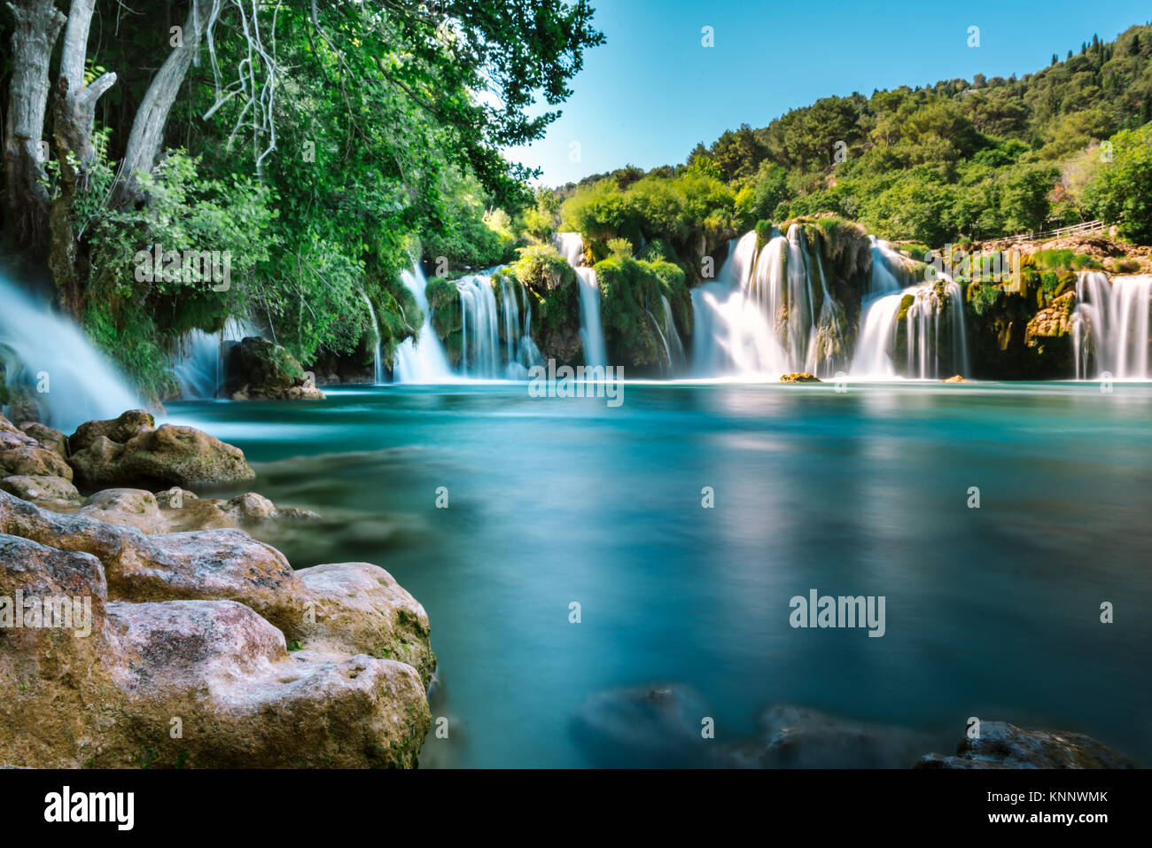 long-exposure-view-of-waterfall-skradinski-buk-in-krka-national-park
