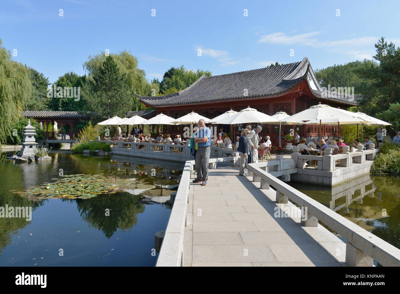 Chinesischer garten hires stock photography and images Alamy