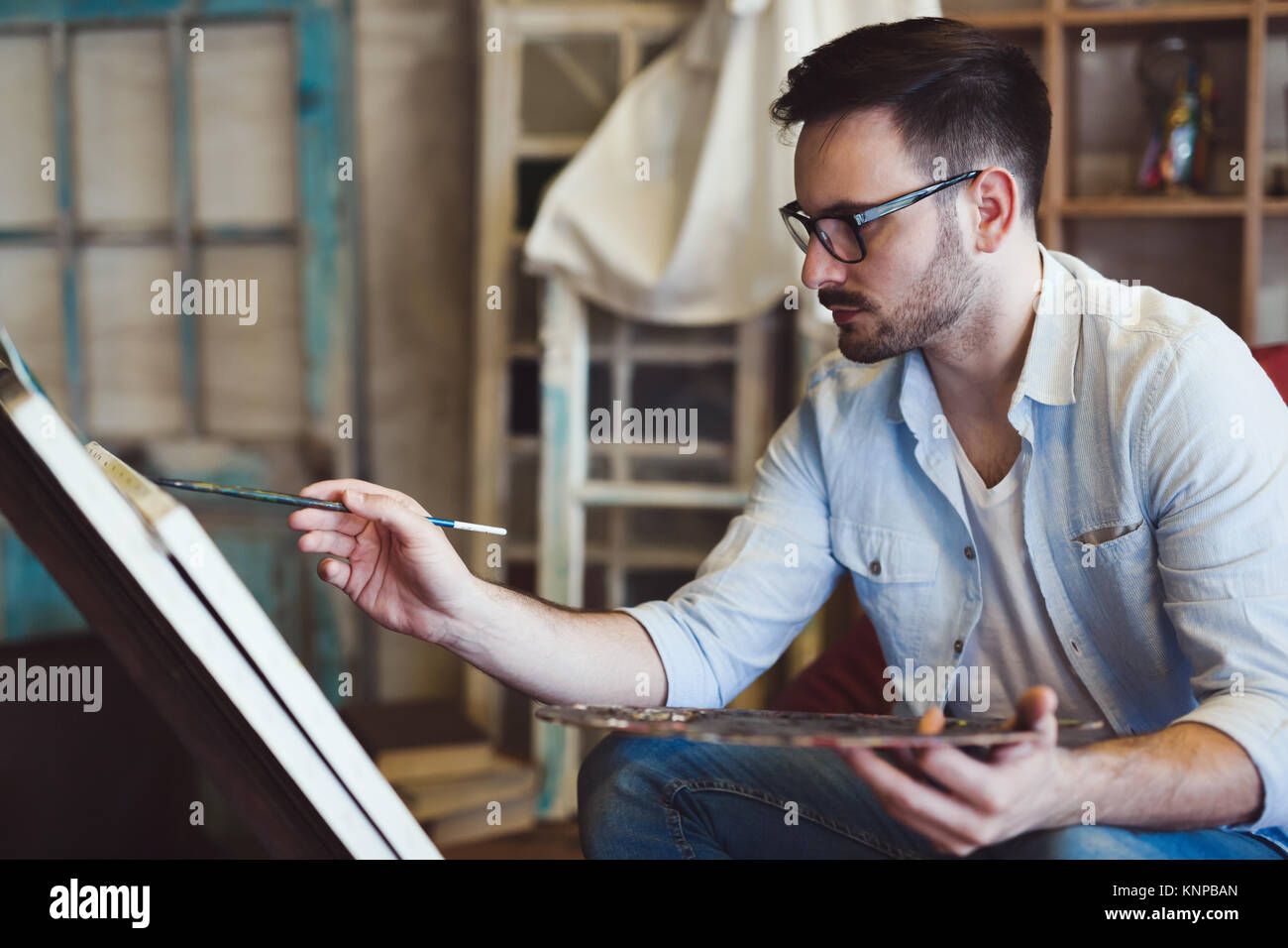 парень рисунок. шеймас рей. почему художники мужчины. рисовать человека. художник рисует портрет.