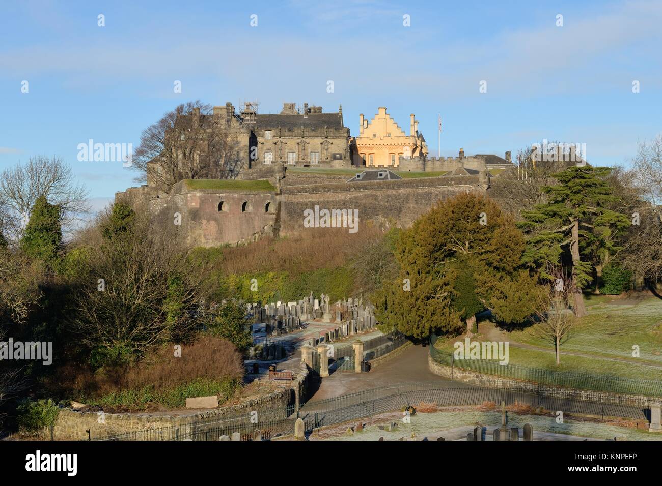 Overlooking the ancient cemetery lies Stirling Castle the childhood home of Mary Queen of Scots. Stirling, Scotland, UK, Europe. Stock Photo