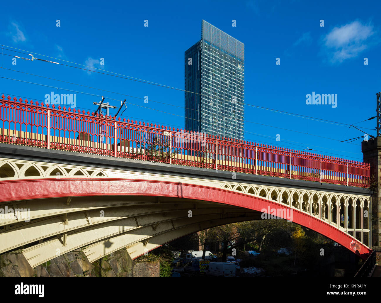 Victorian arched railway bridge over the  Rochdale Canal, with the Beetham Tower behind.  Castlefield, Manchester, UK Stock Photo