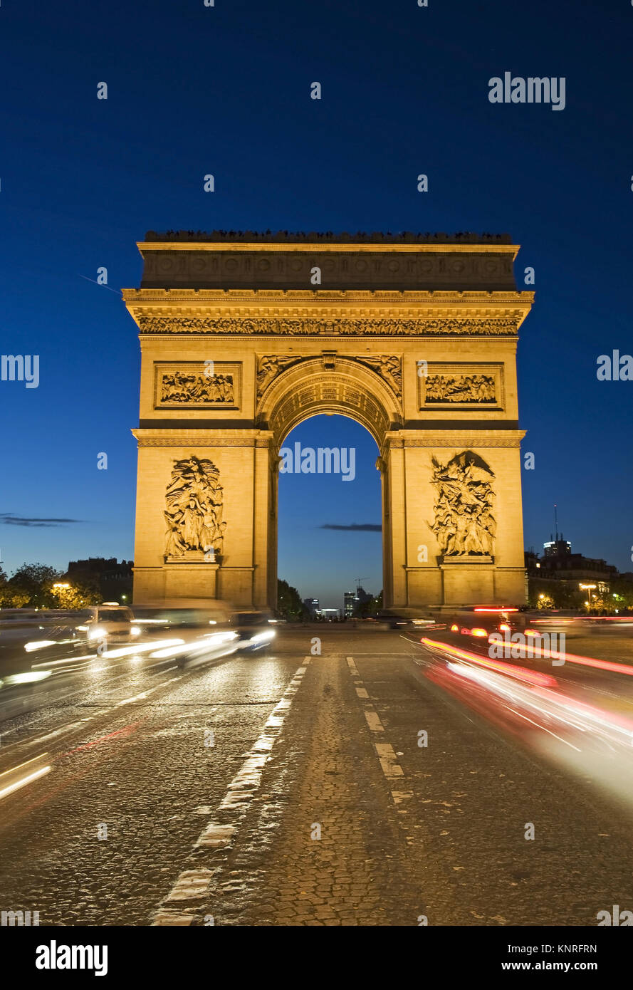 Beleuchteter Arc de Triomphe bei Nacht, Paris, Frankreich Stock Photo