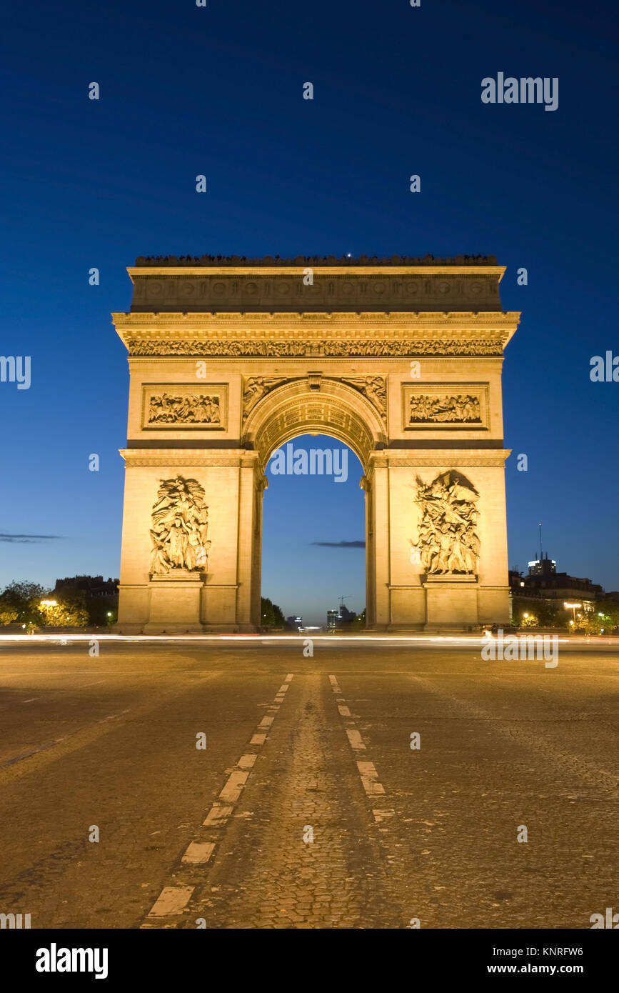 Beleuchteter Arc de Triomphe bei Nacht, Paris, Frankreich Stock Photo