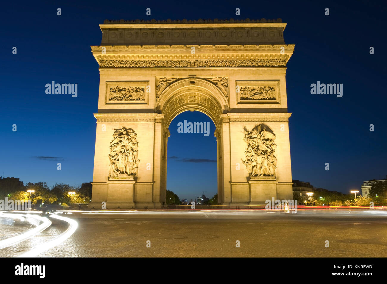 Beleuchteter Arc de Triomphe bei Nacht, Paris, Frankreich Stock Photo