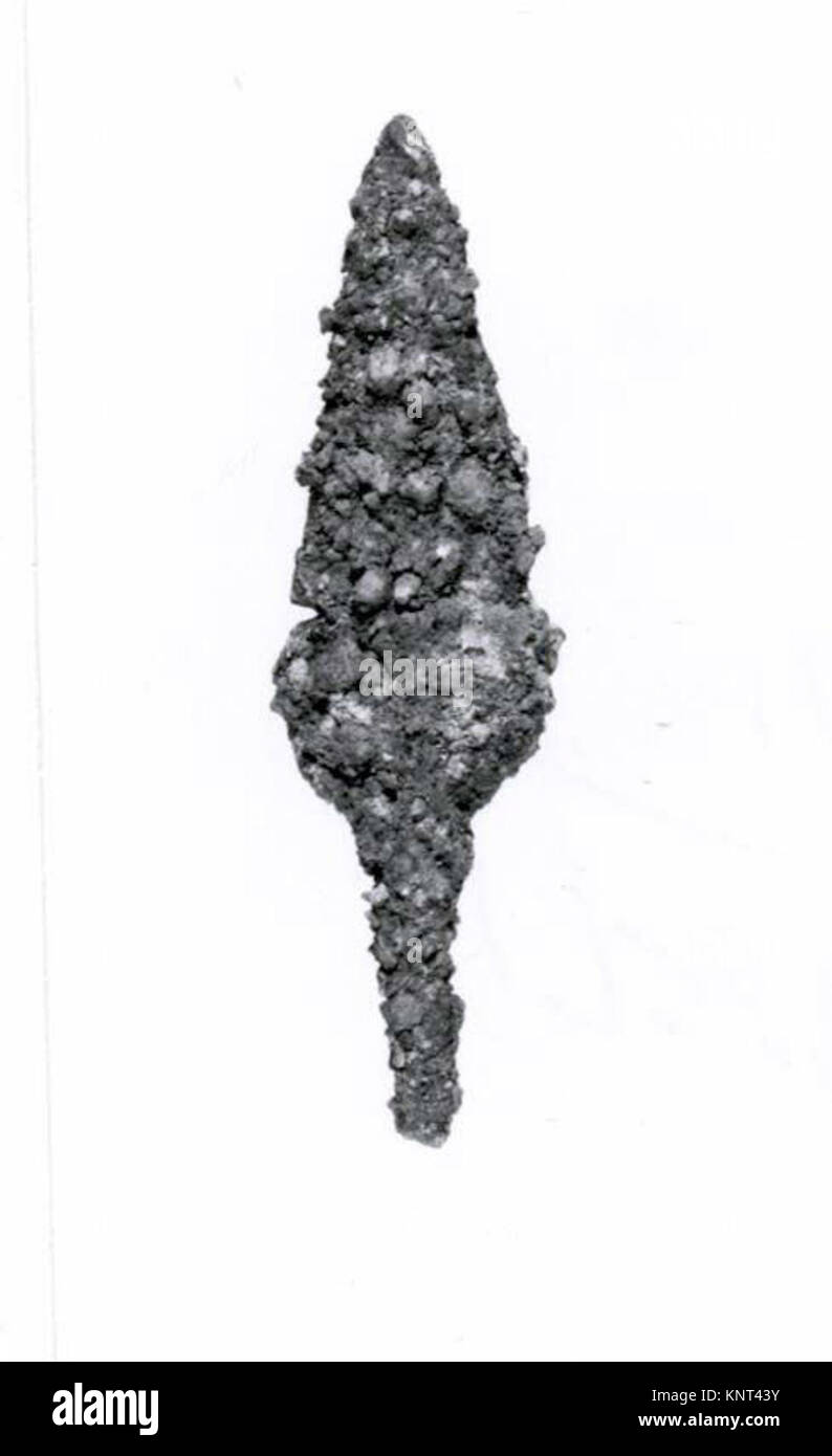 This MET arrowhead, ME61 100 66 325197, is an ancient stone projectile ...