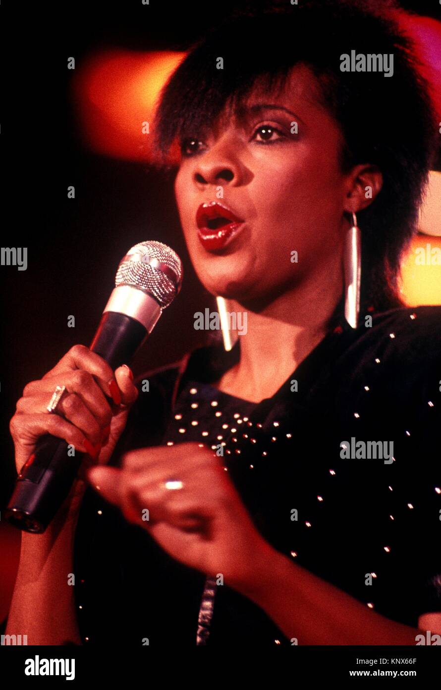 Thelma Houston performing in the mid to late 1980s. © RTMcafee / MediaPunch Stock Photo
