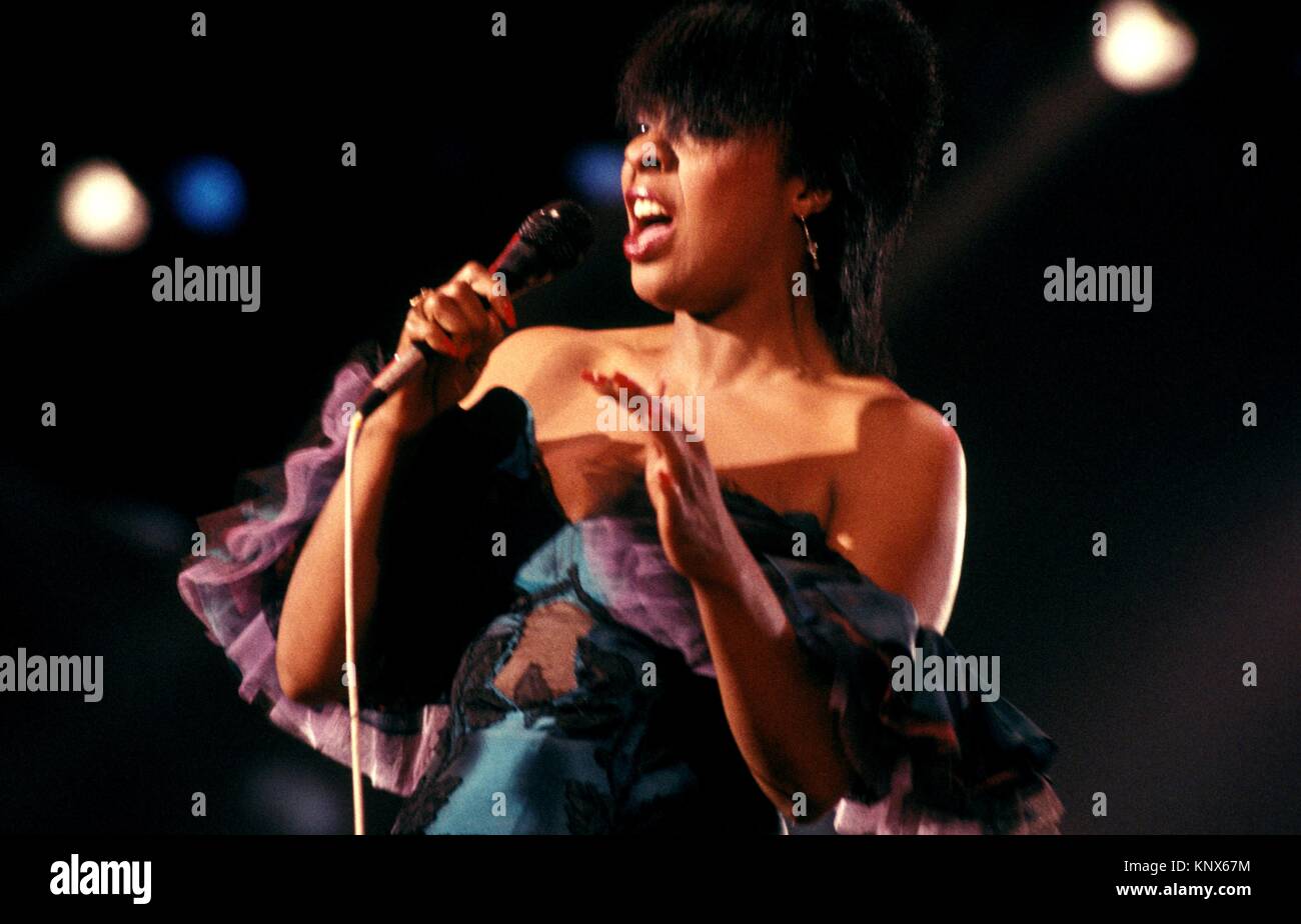 Thelma Houston performing in the mid to late 1980s. © RTMcafee / MediaPunch Stock Photo