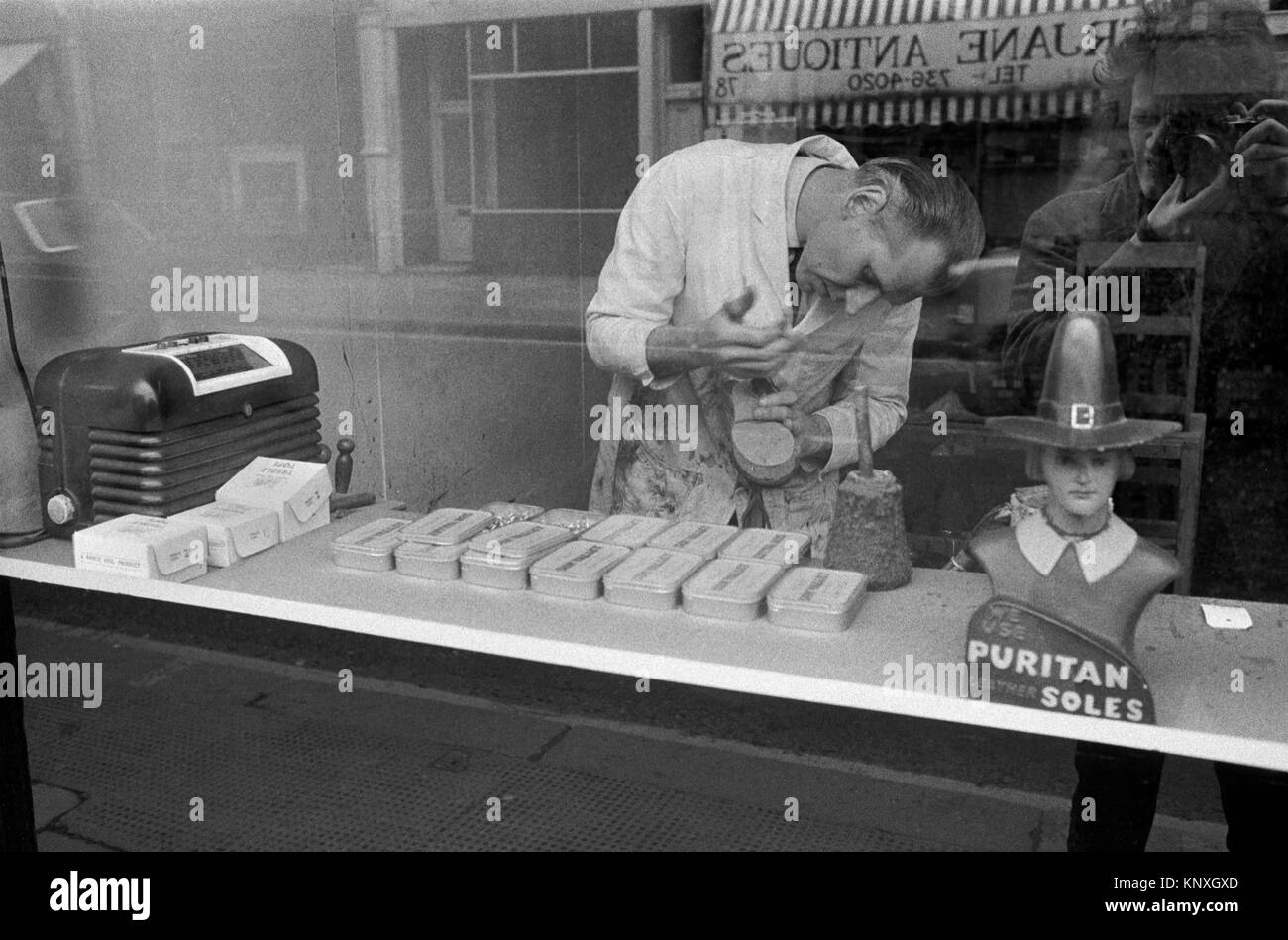 Cobbler shoe repair man 1970s repairing shoes New Kings Road, Parsons Green, London 1972.  70s UK HOMER SYKES Stock Photo