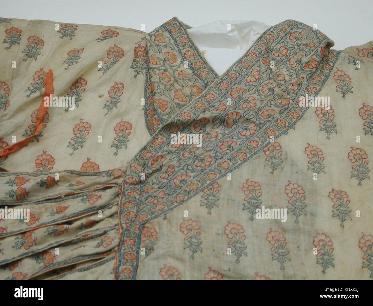 A fragment of a 17th-century Indian robe (Jama) in the MET collection ...