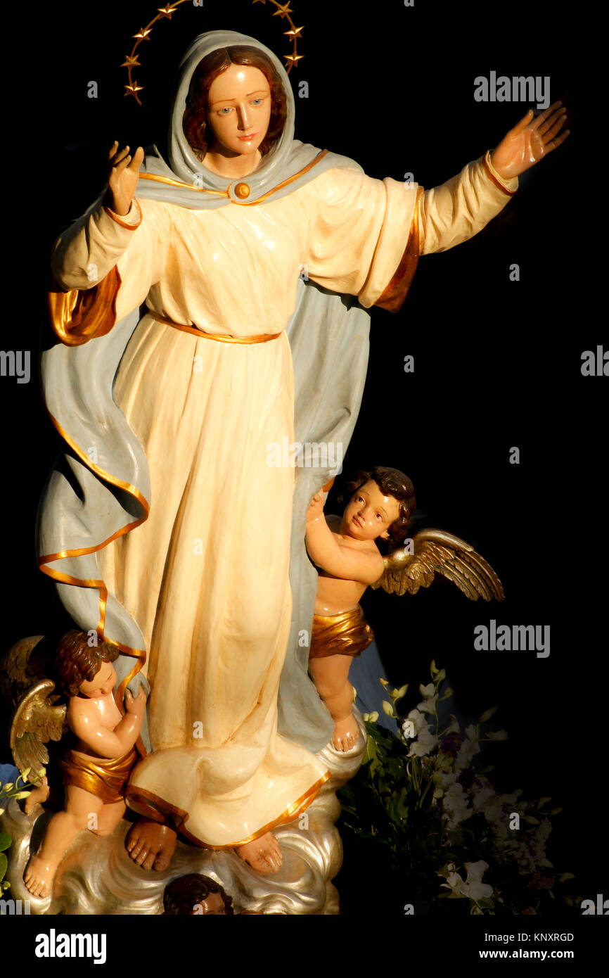 Christian religious statue of the madonna Stock Photo - Alamy