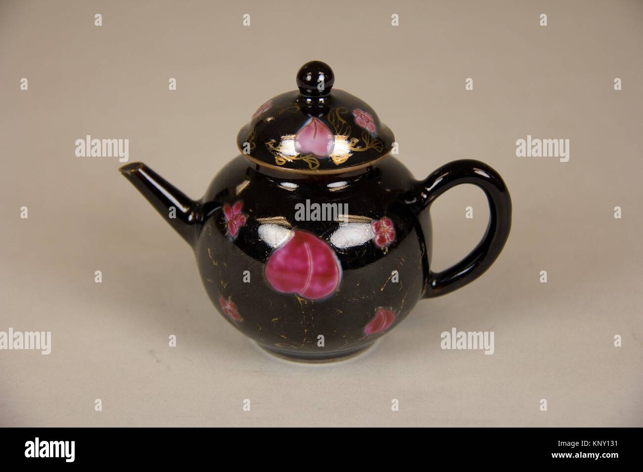 Teapot. Period Qing dynasty (16441911), Kangxi period (16621722