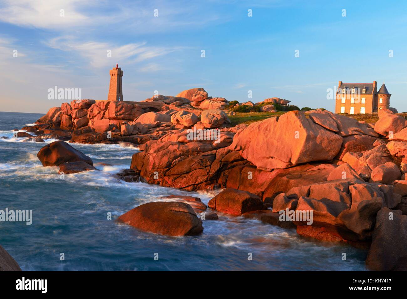 Ploumanach, Ploumanac'h, Mean Ruz Lighthouse, Phare de Mean Ruz, Sunset,  Pink granite coast, Cote de Granit Rose, Cotes d'Armor, Côtes-d'Armor Stock  Photo - Alamy