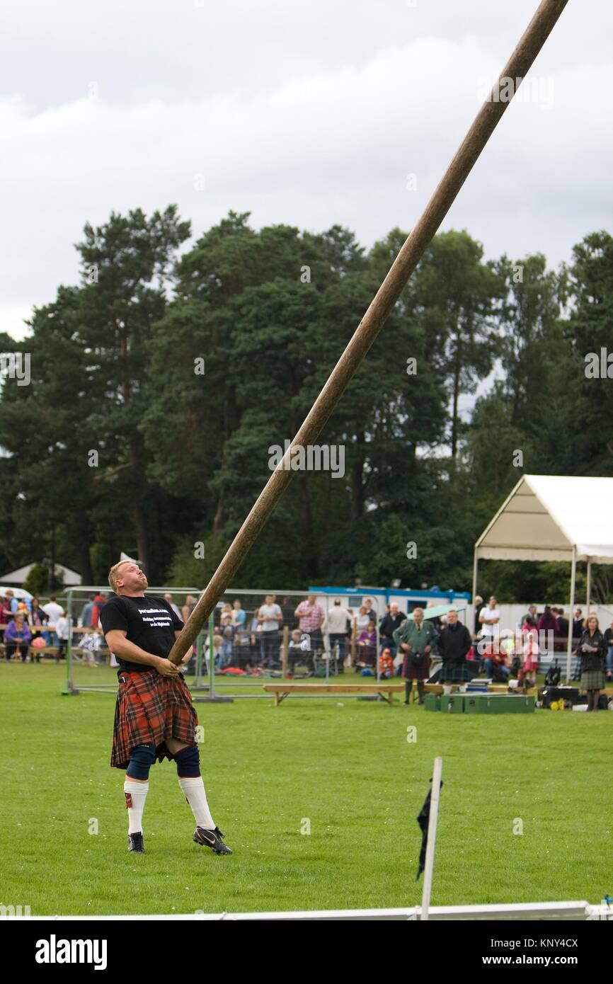 The caber toss, a traditional Scottish athletic event. Highland Games. Aboyne. Aberdeenshire. Scotland. Europe. Stock Photo