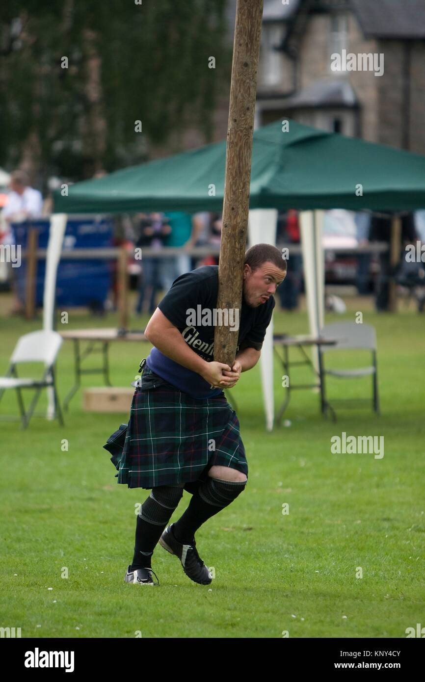 The caber toss, a traditional Scottish athletic event. Highland Games. Aboyne. Aberdeenshire. Scotland. Europe. Stock Photo