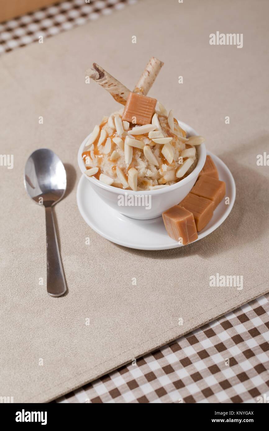 bowl of vanilla ice cream Stock Photo - Alamy